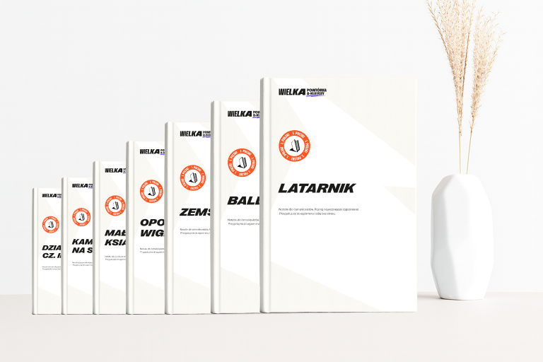 Seria książek szkolnych na tle białej ściany.